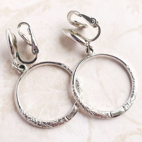 VTG Crown Trifari Silvertone Hoop Earrings Clip on 1” Diam Floral Wreath Signed - Picture 3 of 9